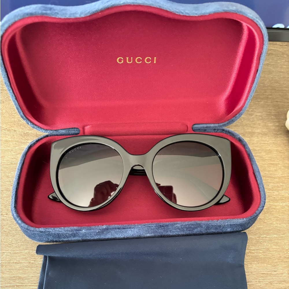 Gucci Black Sunglasses with Gucci case and bag